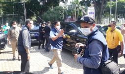 Tinjau Vaksinasi di DPD Golkar DKI, Anies Baswedan Tunggangi Mobil Ini  - JPNN.com
