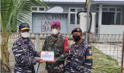 Kapal Perang TNI AL Bantu Kebutuhan Pokok Prajurit di Pulau Bras - JPNN.com