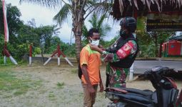 TNI Membagikan Masker untuk Warga di Perbatasan RI-PNG  - JPNN.com