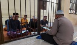 Aipda Ismail Mengajari Tahanan Mengaji - JPNN.com