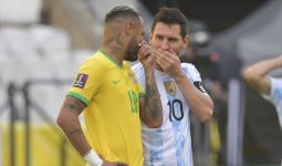 Lionel Messi Geram dengan Ulah Petugas yang Masuk Lapangan Brasil vs Argentina - JPNN.com