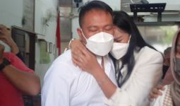 Berderai Air Mata, Kalina Ocktarany Menangis di Pundak Vicky Prasetyo - JPNN.com