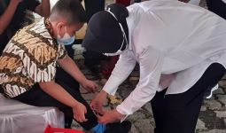 Di Depan Anggota DPR, Bu Risma Ajari Anak Yatim Cara Mengikat Tali Sepatu - JPNN.com