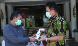 Bantu Penanganan Covid-19 di Surabaya, PT AMA Sumbang 1.001 Botol Probiotik Pro EM-1 - JPNN.com