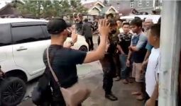 Polisi Diadang dan Dilempari Batu saat Gerebek Rumah Bandar Narkoba - JPNN.com