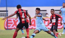 Persela Lamongan vs Persipura Jayapura: Iwan Setiawan Sebut Kualitas Mutiara Hitam Menurun - JPNN.com