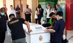 Tangis Keluarga Rudhi Pecah Saat Jenazah Korban Kebakaran Lapas Tangerang Diserahkan - JPNN.com