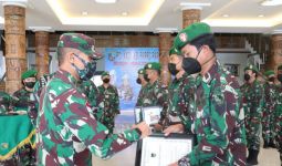 10 Prajurit TNI Berprestasi Dapat Penghargaan dari Pangdam Cenderawasih - JPNN.com