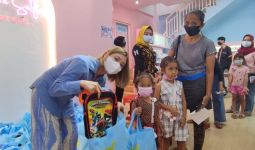 Istri Crazy Rich Surabaya Donasikan Ratusan Paket buat Anak Sekolah - JPNN.com