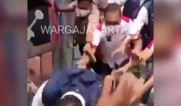 Viral, Video Gubernur Anies Baswedan Terperosok ke Selokan - JPNN.com