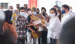 Sri Mulyani Bagikan Bantuan Tunai Bagi PKL-Warung di Medan - JPNN.com