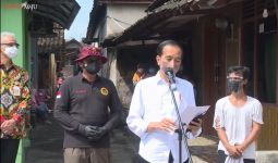Jokowi Bertanya kepada Seorang Pria, Lantas Tertawa, Ternyata Namanya - JPNN.com