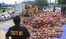 Petugas Bea Cukai Amankan Batang Rokok Ilegal di Sumatera Utara dan Jawa Barat - JPNN.com