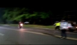 Pembalap Liar Terobos Barisan Polisi, 2 Petugas Terpental ke Aspal, Videonya Viral - JPNN.com