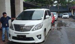 RJ Pakai Mobil Mewah ke Bengkulu, Ngaku Staf Khusus Presiden, Oh Ternyata - JPNN.com