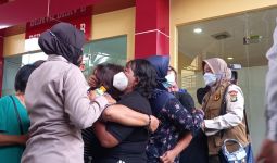 2 Perempuan Menangis saat Peti Jenazah Chendra Dimasukkan ke Ambulans, Mengharukan - JPNN.com