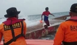 Detik-Detik Kapal Nelayan Terbalik di Kepulauan Seribu, Menegangkan - JPNN.com