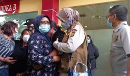Isak Tangis Mengiringi Penyerahan Jenazah Korban Kebakaran Lapas Tangerang - JPNN.com