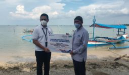 Nelayan Terdampak Tsunami dapat Perahu Jukung dari Jasindo dan BWA - JPNN.com