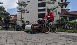 Keren, Mahasiswa Untag Surabaya Ciptakan Sepeda Penyapu Sampah Plastik - JPNN.com
