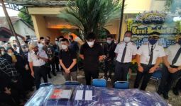Jenazah Pilot Rimbun Air Dimakamkan di TPU Taman Bahagia Bogor - JPNN.com