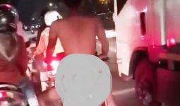 Heboh! Pemotor Tanpa Busana Melenggang di Jalan Raya, Polisi: Kami Buru - JPNN.com