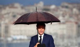 Bersaing dengan Politikus Antijilbab, Macron Menang Pemilu Lagi - JPNN.com