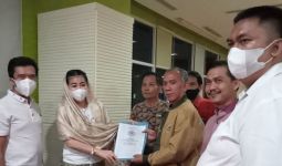 Hasnaeni Serahkan SK Pengangkatan Ketua DPD Partai Emas Jateng - JPNN.com