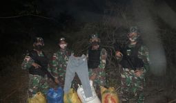 Prajurit TNI Temukan Tumpukan Karung Mencurigakan Malam Hari, Lihat - JPNN.com