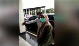 Tiba di Gedung KPK, Bupati Kolaka Timur yang Terkena OTT Menutup Mulut - JPNN.com
