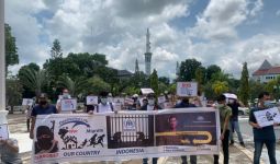 Ini Baru Kejutan! Puluhan Orang Asing Unjuk rasa di Depan Gedung Dewan - JPNN.com