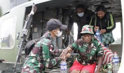 TNI Evakuasi 2 Guru dan Seorang Ibu Rumah Tangga dari Kiwirok - JPNN.com