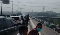 Viral, Tol Jakarta-Cikampek Macet Total karena Kecelakaan Beruntun, Lihat Fotonya - JPNN.com