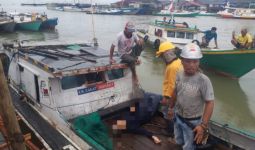 Ibu Haji Bikin Warga dan Pemotor Mendadak Berhenti di Jembatan Manggar, Astaga! - JPNN.com