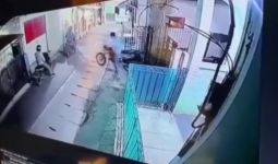 Lihat, 4 Pria Ini Terekam CCTV Mencuri Dua Motor Sekaligus, Videonya Viral - JPNN.com