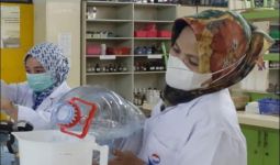 Waduh, Hasil Uji Lab Air Kemasan Galon Sekali Pakai Ditemukan Kandungan Mikroplastik - JPNN.com