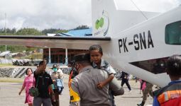 6 Foto Saat Satgas Nemangkawi Mengevakuasi Warga dari Ancaman KKB - JPNN.com