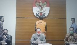 Pakai Rompi Tahanan KPK, Tangan Diborgol, Azis Syamsuddin Dijebloskan ke Sel - JPNN.com