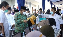 Wakil Ketua MPR Ahmad Muzani Menyaksikan Vaksinasi di Ponpes Buntet Cirebon - JPNN.com