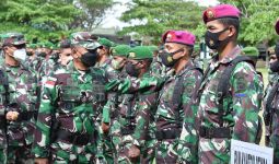 Lihat, Brigjen Bangun Menatap dan Pegang Pundak Prajurit Korps Marinir TNI AL - JPNN.com