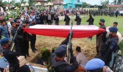 Anggota Brimob Bharatu Kurniadi Dimakamkan di Taman Makam Pahlawan Johar - JPNN.com