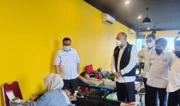 Ribuan Warga Vaksinasi di Kantor DPD Golkar Jakarta, Sinovac & AstraZeneca - JPNN.com