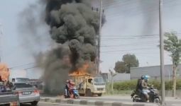 Truk Bermuatan Styrofoam Terbakar di Sidoarjo, Arus Lalu Lintas Macet Sampai 2 KM - JPNN.com