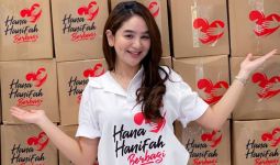Peduli Warga Terdampak Pandemi, Hana Hanifah Bagi-bagi 500 Paket Sembako - JPNN.com