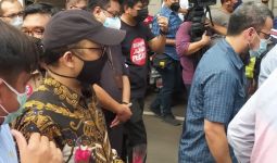 Novel Baswedan Melambaikan Tangan ke Arah Gedung KPK, Ada Air Mata Perpisahan - JPNN.com