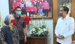 Presiden Jokowi Melayat ke Rumah Duka Mendiang Sabam Sirait - JPNN.com