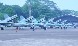 15 Pesawat Tempur Milik TNI AU Meliuk-Liuk Melintasi Istana Negara - JPNN.com