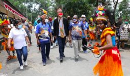 Ganjar Pranowo Mengudara di Radio Lokal Papua, Ternyata Banyak Penggemar yang Menunggunya - JPNN.com