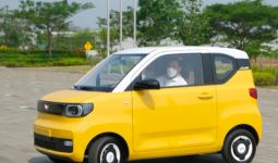 Menko Luhut Jajal Mobil Listik Mungil Wuling, Lihat nih Gayanya  - JPNN.com
