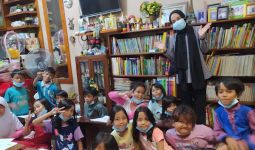 Anak-anak Bukit Duri Makin Mengenal Bahasa Prancis dan Inggris - JPNN.com